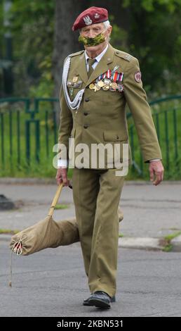 Le major Jan Stachow (né en 1929), ancien soldat et athlète amateur encore actif, arrive sur l'avenue Daszynski pour célébrer le jour de mai à l'extérieur du Monument aux actions militaires du prolétariat à Cracovie. Vendredi, 1 mai 2020, à Cracovie, en Pologne. (Photo par Artur Widak/NurPhoto) Banque D'Images