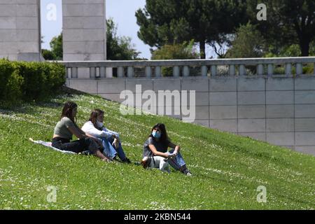 Un groupe de femmes portant des masques de protection se trouve dans les jardins du parc Eduardo VII à Lisbonne. 01 mai 2020. Le Premier ministre portugais AntÃ³nio Costa a annoncé jeudi un plan secteur par secteur visant à lever progressivement les mesures de blocus imposées il y a six semaines pour lutter contre l'épidémie de COVID-19 dans le pays. 2 mai sera le dernier jour où le Portugal est en état d'urgence, le lendemain, il passera à un état de « calamité », qui implique des mesures moins restrictives, mais continuera avec des contrôles de mouvement. (Photo par Jorge Mantilla/NurPhoto) Banque D'Images