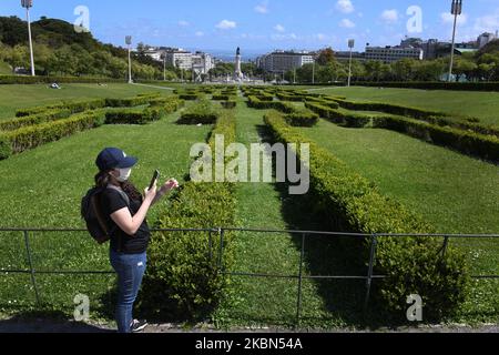 Une femme portant un masque de protection marche dans le jardin du parc Edouard VII à Lisbonne, 1 mai 2020. Le Premier ministre portugais AntÃ³nio Costa a annoncé jeudi un plan secteur par secteur visant à lever progressivement les mesures de blocus imposées il y a six semaines pour lutter contre l'épidémie de COVID-19 dans le pays. 2 mai sera le dernier jour où le Portugal est en état d'urgence, le lendemain, il passera à un état de « calamité », qui implique des mesures moins restrictives, mais continuera avec des contrôles de mouvement. (Photo par Jorge Mantilla/NurPhoto) Banque D'Images