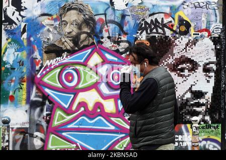 L'homme marche sur le front la maison de l'artiste Serge Gainsbourg a vécu dans cette maison dans le quartier 6th depuis de nombreuses années à Paris, car un confinement est imposé pour ralentir le taux de la maladie du coronavirus (COVID-19) en France, 1 mai 2020 (photo de Mehdi Taamallah/NurPhoto) Banque D'Images