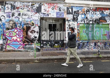 L'homme marche sur le front la maison de l'artiste Serge Gainsbourg a vécu dans cette maison dans le quartier 6th depuis de nombreuses années à Paris, car un confinement est imposé pour ralentir le taux de la maladie du coronavirus (COVID-19) en France, 1 mai 2020 (photo de Mehdi Taamallah/NurPhoto) Banque D'Images