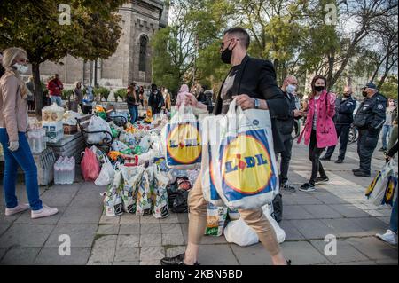 Des dizaines de personnes ont rejoint l'initiative - parce que nous sommes humains et avons apporté de la nourriture à la cathédrale de Sainte Assomption de la Vierge à Varna le premier jour de la campagne. Sous l'influence de la bonne initiative d'un groupe de bénévoles de Sofia et Plovdiv, une campagne de dons de charité avec des produits essentiels emballés est également organisée à Varna. Le but des produits collectés est de soutenir les sans-abri, les chômeurs, les personnes âgées et affectées par Covid-19, à Varna, Bulgarie sur 29 avril 2020. (Photo de Hristo Rusev/NurPhoto) Banque D'Images