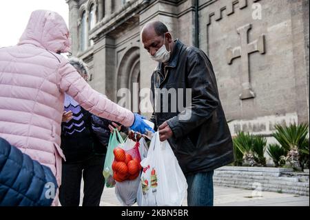 Des dizaines de personnes ont rejoint l'initiative - parce que nous sommes humains et avons apporté de la nourriture à la cathédrale de Sainte Assomption de la Vierge à Varna le premier jour de la campagne. Sous l'influence de la bonne initiative d'un groupe de bénévoles de Sofia et Plovdiv, une campagne de dons de charité avec des produits essentiels emballés est également organisée à Varna. Le but des produits collectés est de soutenir les sans-abri, les chômeurs, les personnes âgées et affectées par Covid-19, à Varna, Bulgarie sur 29 avril 2020. (Photo de Hristo Rusev/NurPhoto) Banque D'Images