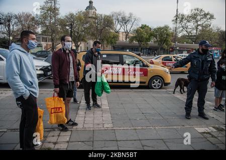 Des dizaines de personnes ont rejoint l'initiative - parce que nous sommes humains et avons apporté de la nourriture à la cathédrale de Sainte Assomption de la Vierge à Varna le premier jour de la campagne. Sous l'influence de la bonne initiative d'un groupe de bénévoles de Sofia et Plovdiv, une campagne de dons de charité avec des produits essentiels emballés est également organisée à Varna. Le but des produits collectés est de soutenir les sans-abri, les chômeurs, les personnes âgées et affectées par Covid-19, à Varna, Bulgarie sur 29 avril 2020. (Photo de Hristo Rusev/NurPhoto) Banque D'Images