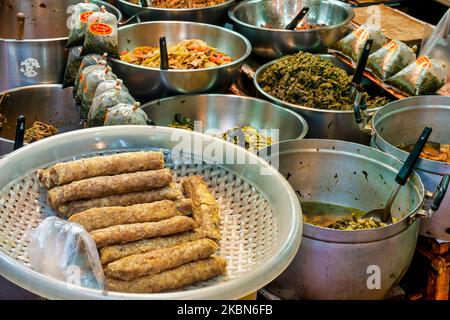 Vendeurs de nourriture dans le vieux marché Talat Kao à soi 6 de Yaowarat Road, Bangkok, Thaïlande Banque D'Images