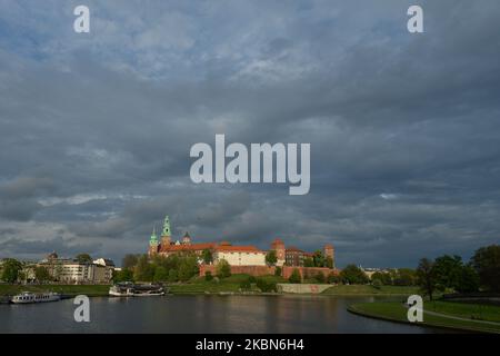 Vue générale du château de Wawel à Cracovie, vue avant le coucher du soleil. Vendredi, 1 mai 2020, à Cracovie, en Pologne. (Photo par Artur Widak/NurPhoto) Banque D'Images