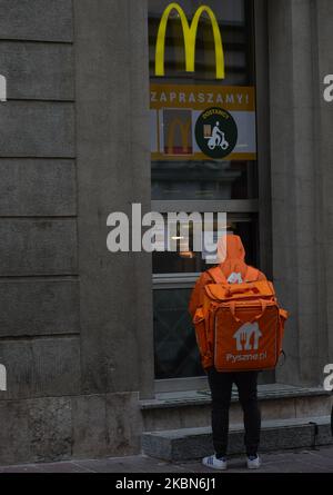 Pyszne.pl currier attend à l'extérieur de McDonald's pour prendre une commande. Vendredi, 1 mai 2020, à Cracovie, en Pologne. (Photo par Artur Widak/NurPhoto) Banque D'Images