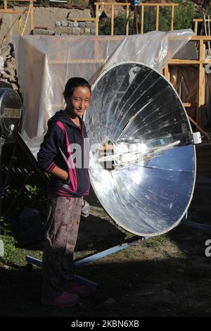 Ladakhi fille utilise une cuisinière solaire parabolique pour chauffer l'eau pour le thé à l'extérieur de sa maison dans le petit village de Tangtse, Ladakh, Jammu et Cachemire, Inde. (Cette image comporte une autorisation de modèle signée disponible) (photo de Creative Touch Imaging Ltd./NurPhoto) Banque D'Images