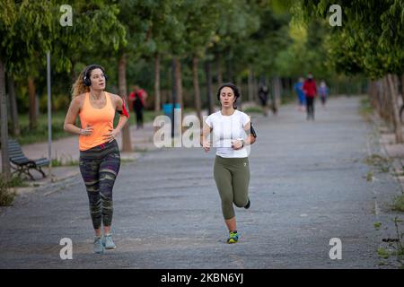 Deux femmes Runnig tôt au cours de la première journée en Espagne qui permet aux gens et aux coureurs d'aller pour une marche et de pratiquer certains sports sur 2 mai 2020 à Grenade, Espagne. L'Espagne commence progressivement à relâcher son verrouillage strict du coronavirus COVID-19, après près de 50 jours de restrictions. Certaines activités extérieures telles que le vélo, la marche et la course sont autorisées, mais pour seulement quatre heures le matin et trois heures l'après-midi. (Photo de Fermin Rodriguez/NurPhoto) Banque D'Images