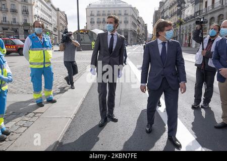 Pablo Casado, président de la Communauté de Madrid, dirigeant du Parti populaire espagnol (PP), et José Luis Martinez Almeida, maire de Madrid, posent avec les pompiers de Madrid lors des manifestations de 2 mai sur la place sol à 02 mai 2020, à Madrid, en Espagne. L'Espagne continue à assouplir les mesures de confinement de Covid-19 ce week-end, avec des prévisions de températures élevées dans tout le pays. Les activités autorisées incluent désormais la marche en famille, des exercices en plein air comme la course à pied et les sorties avec les enfants. (Photo par Oscar Gonzalez/NurPhoto) Banque D'Images