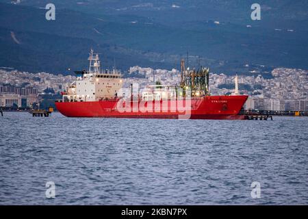 Le port de Thessalonique en Grèce, vu avec des navires de Kalochori avec des grues chargeant et déchargeant des navires cargo. Le port est exploité par l'autorité portuaire de Thessalonique OLTH et est l'un des plus grands de la mer Égée, avec une zone portuaire libre qui fonctionne comme une porte d'entrée principale pour le fret pour les Balkans et l'Europe du Sud-est. Le port maritime grec a une capacité de trafic annuelle de 16 millions de tonnes, le deuxième plus grand port à conteneurs en Grèce après le Pirée et le plus grand en Macédoine. Le port est doté d'un terminal conteneur d'une capacité de stockage de 4696 emplacements de mise à la terre TEU, Cargo Banque D'Images