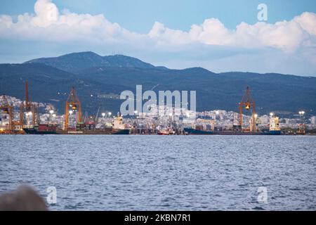 Le port de Thessalonique en Grèce, vu avec des navires de Kalochori avec des grues chargeant et déchargeant des navires cargo. Le port est exploité par l'autorité portuaire de Thessalonique OLTH et est l'un des plus grands de la mer Égée, avec une zone portuaire libre qui fonctionne comme une porte d'entrée principale pour le fret pour les Balkans et l'Europe du Sud-est. Le port maritime grec a une capacité de trafic annuelle de 16 millions de tonnes, le deuxième plus grand port à conteneurs en Grèce après le Pirée et le plus grand en Macédoine. Le port est doté d'un terminal conteneur d'une capacité de stockage de 4696 emplacements de mise à la terre TEU, Cargo Banque D'Images