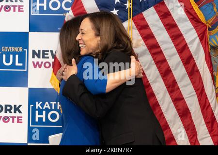 New York (États-Unis), 03/11/2022, la gouverneure Kathy Hochul et la vice-présidente Kamala Harris se sont embrasser lors du rassemblement de campagne électorale organisé par les Démocrates de Columbia U au Barnard College. Le rallye a été présenté comme le rassemblement des femmes, avec toutes les femmes élues conférenciers : la procureure générale Letitia James, la députée Carolyn Maloney, la députée Nydia Velasquez, la conférencière Andrea Stewart-cousins, la conférencière Adrienne Adams, l'ancienne secrétaire Hillary Clinton, la vice-présidente Kamala Harris, et seul homme, la chef de la majorité au Sénat Charles Schumer. (Photo de Lev Radin/Pacific Press) Banque D'Images