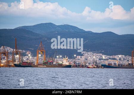 Le port de Thessalonique en Grèce, vu avec des navires de Kalochori avec des grues chargeant et déchargeant des navires cargo. Le port est exploité par l'autorité portuaire de Thessalonique OLTH et est l'un des plus grands de la mer Égée, avec une zone portuaire libre qui fonctionne comme une porte d'entrée principale pour le fret pour les Balkans et l'Europe du Sud-est. Le port maritime grec a une capacité de trafic annuelle de 16 millions de tonnes, le deuxième plus grand port à conteneurs en Grèce après le Pirée et le plus grand en Macédoine. Le port est doté d'un terminal conteneur d'une capacité de stockage de 4696 emplacements de mise à la terre TEU, Cargo Banque D'Images