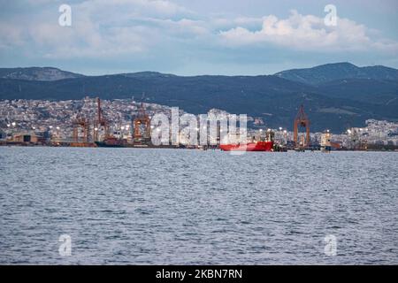 Le port de Thessalonique en Grèce, vu avec des navires de Kalochori avec des grues chargeant et déchargeant des navires cargo. Le port est exploité par l'autorité portuaire de Thessalonique OLTH et est l'un des plus grands de la mer Égée, avec une zone portuaire libre qui fonctionne comme une porte d'entrée principale pour le fret pour les Balkans et l'Europe du Sud-est. Le port maritime grec a une capacité de trafic annuelle de 16 millions de tonnes, le deuxième plus grand port à conteneurs en Grèce après le Pirée et le plus grand en Macédoine. Le port est doté d'un terminal conteneur d'une capacité de stockage de 4696 emplacements de mise à la terre TEU, Cargo Banque D'Images