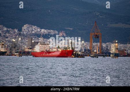 Le port de Thessalonique en Grèce, vu avec des navires de Kalochori avec des grues chargeant et déchargeant des navires cargo. Le port est exploité par l'autorité portuaire de Thessalonique OLTH et est l'un des plus grands de la mer Égée, avec une zone portuaire libre qui fonctionne comme une porte d'entrée principale pour le fret pour les Balkans et l'Europe du Sud-est. Le port maritime grec a une capacité de trafic annuelle de 16 millions de tonnes, le deuxième plus grand port à conteneurs en Grèce après le Pirée et le plus grand en Macédoine. Le port est doté d'un terminal conteneur d'une capacité de stockage de 4696 emplacements de mise à la terre TEU, Cargo Banque D'Images