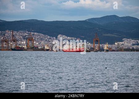 Le port de Thessalonique en Grèce, vu avec des navires de Kalochori avec des grues chargeant et déchargeant des navires cargo. Le port est exploité par l'autorité portuaire de Thessalonique OLTH et est l'un des plus grands de la mer Égée, avec une zone portuaire libre qui fonctionne comme une porte d'entrée principale pour le fret pour les Balkans et l'Europe du Sud-est. Le port maritime grec a une capacité de trafic annuelle de 16 millions de tonnes, le deuxième plus grand port à conteneurs en Grèce après le Pirée et le plus grand en Macédoine. Le port est doté d'un terminal conteneur d'une capacité de stockage de 4696 emplacements de mise à la terre TEU, Cargo Banque D'Images