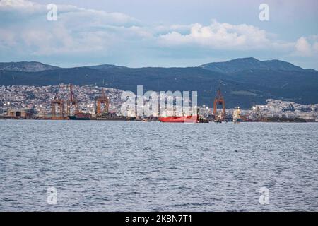 Le port de Thessalonique en Grèce, vu avec des navires de Kalochori avec des grues chargeant et déchargeant des navires cargo. Le port est exploité par l'autorité portuaire de Thessalonique OLTH et est l'un des plus grands de la mer Égée, avec une zone portuaire libre qui fonctionne comme une porte d'entrée principale pour le fret pour les Balkans et l'Europe du Sud-est. Le port maritime grec a une capacité de trafic annuelle de 16 millions de tonnes, le deuxième plus grand port à conteneurs en Grèce après le Pirée et le plus grand en Macédoine. Le port est doté d'un terminal conteneur d'une capacité de stockage de 4696 emplacements de mise à la terre TEU, Cargo Banque D'Images