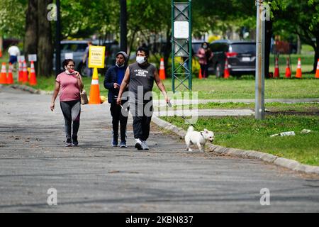 Une vue personnes appréciant le temps au parc de Flushing Meadows Corona, Queens, New York, États-Unis pendant la pandémie de coronavirus sur 2 mai 2020. LE maire DE New York DI Blasio de Blasio s'engage à 100 miles de "Open Streets". (Photo de John Nacion/NurPhoto) Banque D'Images