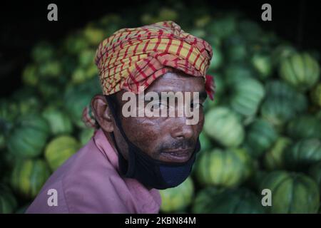 Un fournisseur attend un client sur un marché de gros des fruits lors d'un confinement imposé par le gouvernement dans le cadre d'une épidémie de virus corona à Dhaka, au Bangladesh, le samedi mai. 03, 2020. (Photo de Syed Mahamudur Rahman/NurPhoto) Banque D'Images