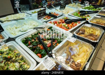 Sélection, variété, plusieurs salades en libre-service dans un buffet de salades dans un déli ou un supermarché exposé en Afrique du Sud Banque D'Images