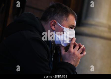 Un homme prie tout en assistant à un service des dévotions de mai à la Sainte Vierge Marie à l'intérieur de l'église Saint-Joseph pendant la pandémie du coronavirus. Cracovie, Pologne sur 2 mai 2020. (Photo de Beata Zawrzel/NurPhoto) Banque D'Images