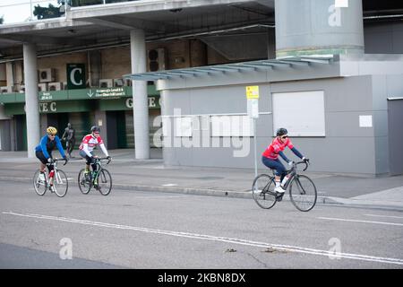 Sydneysider a vu le vélo au Sydney Cricket Ground sur 03 mai 2020 à Sydney, en Australie. Le gouvernement de Nouvelle-Galles du Sud a assoupli les mesures de confinement de la COVID-19 en réponse à une baisse des cas de coronavirus dans l'ensemble de l'État. A partir du vendredi 1 mai, deux adultes et enfants à charge seront autorisés à visiter un autre foyer pour réduire l'isolement social et améliorer la santé mentale, mais des mesures de distanciation sociale doivent toujours être observées et des précautions supplémentaires doivent être prises lors de la visite de personnes de plus de 70 ans (photo par Izhar Khan/NurPhoto) Banque D'Images