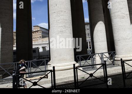 Une femme avec des masques médicaux dans la bouche marche autour de la place Saint-Pierre pendant l'Angelus traditionnel du Pape François sur la place Saint-Pierre au Vatican, pendant le confinement de Covid-19, 3 mai 2020 du Vatican (photo de Massimo Valicchia/NurPhoto) Banque D'Images