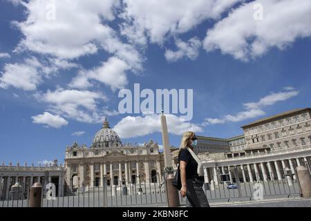 Femme avec des masques médicaux dans la bouche fréquente autour de la place Saint-Pierre pendant l'Angelus traditionnel du Pape François sur la place Saint-Pierre au Vatican, pendant le confinement de Covid-19, 3 mai 2020 du Vatican (photo de Massimo Valicchia/NurPhoto) Banque D'Images