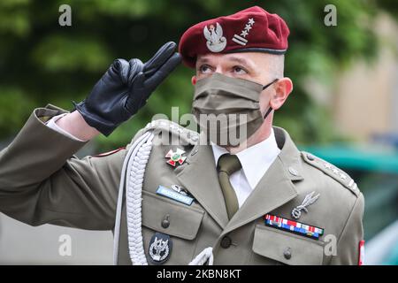 Un soldat de l'armée polonaise porte un masque protecteur lors d'une pandémie de coronavirus, tout en saluant lors de la célébration officielle de la Journée de la Constitution à Cracovie, en Pologne, le 3 mai 2020. La Constitution polonaise du 3 mai 1791 était la deuxième plus ancienne constitution nationale codifiée au monde. (Photo de Beata Zawrzel/NurPhoto) Banque D'Images