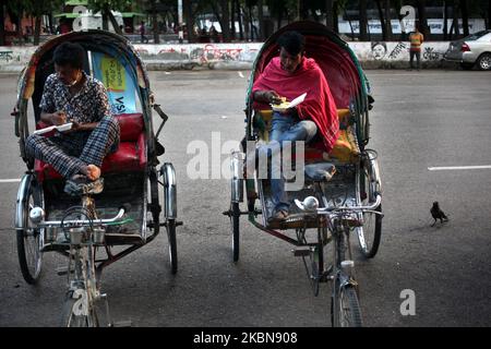 On voit que Ricksaw extr prend un repas alors qu'ils reçoivent un paquet gratuit d'iftar lors d'un confinement imposé par le gouvernement dans le cadre d'une épidémie de virus corona à Dhaka, au Bangladesh, le dimanche mai. 03, 2020. (Photo de Syed Mahamudur Rahman/NurPhoto) Banque D'Images