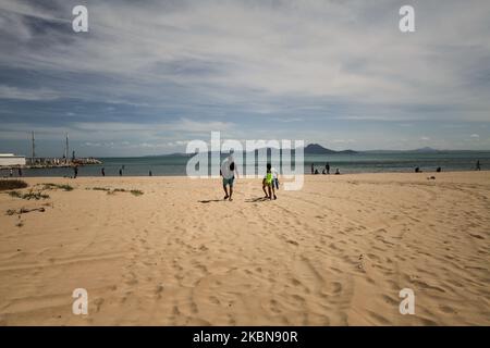 Un père et ses fils adolescents marchent sur le sable de la plage pour leur toute première baignade de l'année dans la ville côtière de Sidi Bou a dit, situé à environ 20 kilomètres au nord-est de la capitale Tunis, Alors qu'ils brassent le verrouillage général qui a été imposé par les autorités pour tenter de ralentir la propagation du nouveau coronavirus, qui cause la maladie de Covid-19. Le gouvernement tunisien a livré son plan de déconditionnement progressif qui prend effet en deux jours, en Tunisie, sur 02 mai 2020. (Photo de Chedly Ben Ibrahim/NurPhoto) Banque D'Images