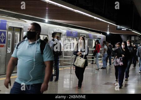 Mouvement de passagers, portant des masques protecteurs dans les transports publics, région centrale de la ville de São Paulo, ce lundi matin. Le décret du Gouvernement d'État entre en vigueur, Ce qui rend obligatoire, à compter d'aujourd'hui 4 mai, l'utilisation de masques dans le transport collectif de la capitale de São Paulo et de sa région métropolitaine - bus municipaux et interurbains, des métros et des trains, en raison du nouveau coronavirus qui transmet le covid-19. 4 mai 2020. (Photo: Fábio Vieira/FotoRua) (photo de Fabio Vieira/FotoRua/NurPhoto) Banque D'Images