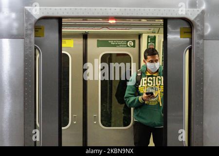 Mouvement de passagers, portant des masques protecteurs dans les transports publics, région centrale de la ville de São Paulo, ce lundi matin. Le décret du Gouvernement d'État entre en vigueur, Ce qui rend obligatoire, à compter d'aujourd'hui 4 mai, l'utilisation de masques dans le transport collectif de la capitale de São Paulo et de sa région métropolitaine - bus municipaux et interurbains, des métros et des trains, en raison du nouveau coronavirus qui transmet le covid-19. 4 mai 2020. (Photo: Fábio Vieira/FotoRua) (photo de Fabio Vieira/FotoRua/NurPhoto) Banque D'Images