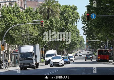 Le trafic de véhicules s'intensifie dans les rues le premier jour de la phase de déconditionnement du gouvernement espagnol, à Barcelone le 04th mai 2020. -- (photo par Urbanandsport/NurPhoto) Banque D'Images