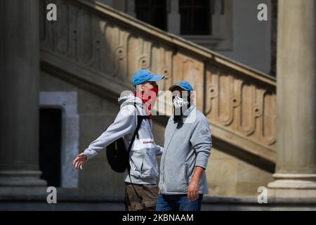 Les touristes portent des foulards protecteurs lors de leur visite à Wawel Hill, qui a été rouverte après sa fermeture en mars en raison de la propagation du coronavirus. Cracovie, Pologne sur 4 mai 2020. Dans la première étape de la réouverture du château royal de Wawel, les visiteurs sont les bienvenus dans les espaces extérieurs - la cour à arcades, la cour extérieure et les jardins royaux. (Photo de Beata Zawrzel/NurPhoto) Banque D'Images