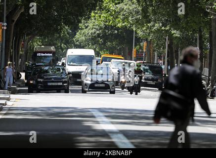 Le trafic de véhicules s'intensifie dans les rues le premier jour de la phase de déconditionnement du Gouvernement espagnol, à Barcelone le 04th mai 2020. -- (photo par Urbanandsport/NurPhoto) Banque D'Images