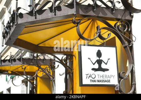 Vue sur Tao Therapy Thai massage situé dans la vieille ville de Cracovie. À partir d'aujourd'hui, la deuxième étape du dégivrage de l'économie et du relâchement des restrictions a lieu. Les principaux changements concernent l'ouverture d'hôtels et autres logements, centres commerciaux (1 clients/15m2), institutions culturelles, bibliothèques, galeries d'art, musées, et centres de réadaptation, à l'exclusion des salons de massage. Lundi, 4 mai 2020, à Cracovie, en Pologne. (Photo par Artur Widak/NurPhoto) Banque D'Images