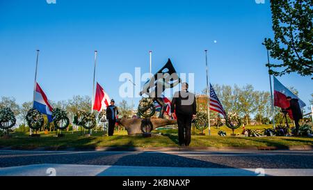 Au 'Keizer Traianusplein', où se tiennent deux monuments à l'esprit des victimes de la Seconde Guerre mondiale, le maire de Nimègue Hubert Bruls tient deux minutes de silence, pendant le jour du souvenir à Nimègue, sur 4 mai 2020. (Photo par Romy Arroyo Fernandez/NurPhoto) Banque D'Images