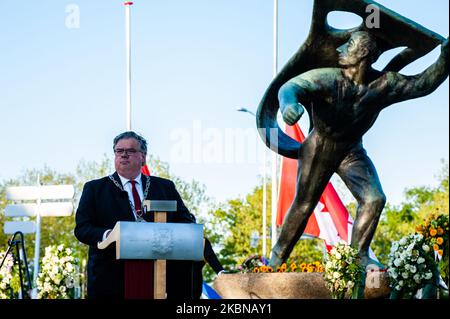 Au 'Keizer Traianusplein', où se tiennent deux monuments à l'esprit des victimes de la Seconde Guerre mondiale, le maire de Nimègue Hubert Bruls prononce son discours traditionnel, suivi de deux minutes de silence, pendant le jour du souvenir à Nimègue, sur 4 mai 2020. (Photo par Romy Arroyo Fernandez/NurPhoto) Banque D'Images