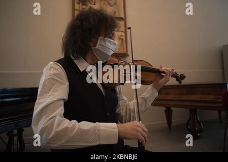 Roberto Noferini, violoniste et professeur, jouant le violon dans les espaces désertés de l'école de musique Giuseppe Sarti à Faenza, fermé à cause du coronavirus. Faenza, 10 avril 2020. (Photo par Andrea Savorani Neri/NurPhoto) Banque D'Images