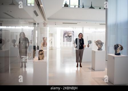 L'intérieur du MIC, le Musée international de la céramique, à Faenza, avec la directrice Claudia Casali. Le MIC a inauguré une importante exposition sur l'œuvre de céramique de Pablo Picasso, une exposition qui est devenue plus tard inaccessible au public en raison de l'isolement dû au coronavirus. Faenza, le 16 avril 2020. (Photo par Andrea Savorani Neri/NurPhoto) Banque D'Images