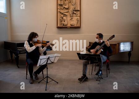 Donato d'Antonio, guitariste, et Roberto Noferini, violoniste, exécutent un concert pour violon et guitare dans les espaces désertés de l'école de musique Giuseppe Sarti de Faenza, fermée à cause du coronavirus. Faenza, 10 avril 2020. (Photo par Andrea Savorani Neri/NurPhoto) Banque D'Images