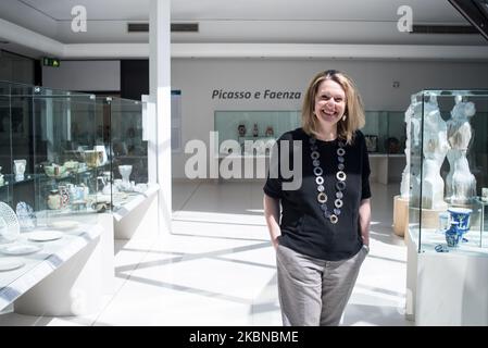 L'intérieur du MIC, le Musée international de la céramique, à Faenza, avec la directrice Claudia Casali. Le MIC a inauguré une importante exposition sur l'œuvre de céramique de Pablo Picasso, une exposition qui est devenue plus tard inaccessible au public en raison de l'isolement dû au coronavirus. Faenza, le 16 avril 2020. (Photo par Andrea Savorani Neri/NurPhoto) Banque D'Images