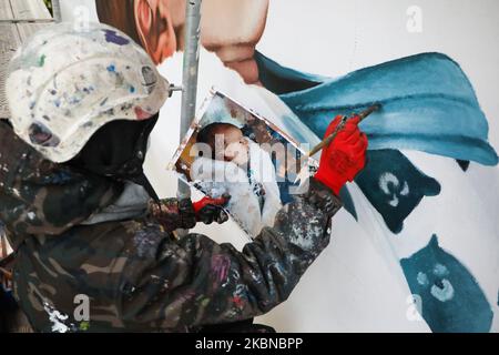 Un groupe de spécialistes de Good look Studio peint une fresque publicitaire pour la nouvelle campagne de la compagnie pétrolière du Groupe Lotos. Cracovie, Pologne sur 2 mai 2020. Un des éléments de la campagne lancée est l'action dans laquelle les clients des stations-service Lotos peuvent aider la Fondation Lotos dans la recherche spécialisée liée au contrôle du coronavirus. (Photo de Beata Zawrzel/NurPhoto) Banque D'Images