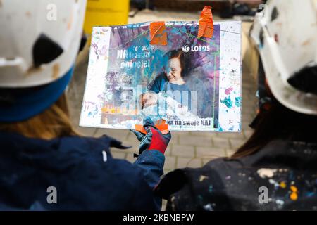 Un groupe de spécialistes de Good look Studio peint une fresque publicitaire pour la nouvelle campagne de la compagnie pétrolière du Groupe Lotos. Cracovie, Pologne sur 2 mai 2020. Un des éléments de la campagne lancée est l'action dans laquelle les clients des stations-service Lotos peuvent aider la Fondation Lotos dans la recherche spécialisée liée au contrôle du coronavirus. (Photo de Beata Zawrzel/NurPhoto) Banque D'Images