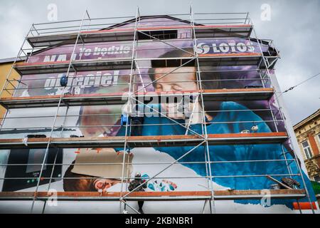 Un groupe de spécialistes de Good look Studio peint une fresque publicitaire pour la nouvelle campagne de la compagnie pétrolière du Groupe Lotos. Cracovie, Pologne sur 2 mai 2020. Un des éléments de la campagne lancée est l'action dans laquelle les clients des stations-service Lotos peuvent aider la Fondation Lotos dans la recherche spécialisée liée au contrôle du coronavirus. (Photo de Beata Zawrzel/NurPhoto) Banque D'Images