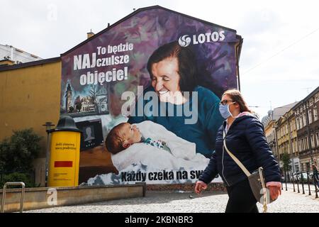 Une fresque publicitaire pour la nouvelle campagne de la compagnie pétrolière du Groupe Lotos. Cracovie, Pologne sur 5 mai 2020. Un des éléments de la campagne lancée est l'action dans laquelle les clients des stations-service Lotos peuvent aider la Fondation Lotos dans la recherche spécialisée liée au contrôle du coronavirus. (Photo de Beata Zawrzel/NurPhoto) Banque D'Images