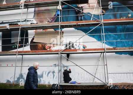 Un groupe de spécialistes de Good look Studio peint une fresque publicitaire pour la nouvelle campagne de la compagnie pétrolière du Groupe Lotos. Cracovie, Pologne sur 2 mai 2020. Un des éléments de la campagne lancée est l'action dans laquelle les clients des stations-service Lotos peuvent aider la Fondation Lotos dans la recherche spécialisée liée au contrôle du coronavirus. (Photo de Beata Zawrzel/NurPhoto) Banque D'Images