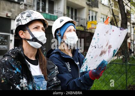 Un groupe de spécialistes de Good look Studio peint une fresque publicitaire pour la nouvelle campagne de la compagnie pétrolière du Groupe Lotos. Cracovie, Pologne sur 2 mai 2020. Un des éléments de la campagne lancée est l'action dans laquelle les clients des stations-service Lotos peuvent aider la Fondation Lotos dans la recherche spécialisée liée au contrôle du coronavirus. (Photo de Beata Zawrzel/NurPhoto) Banque D'Images